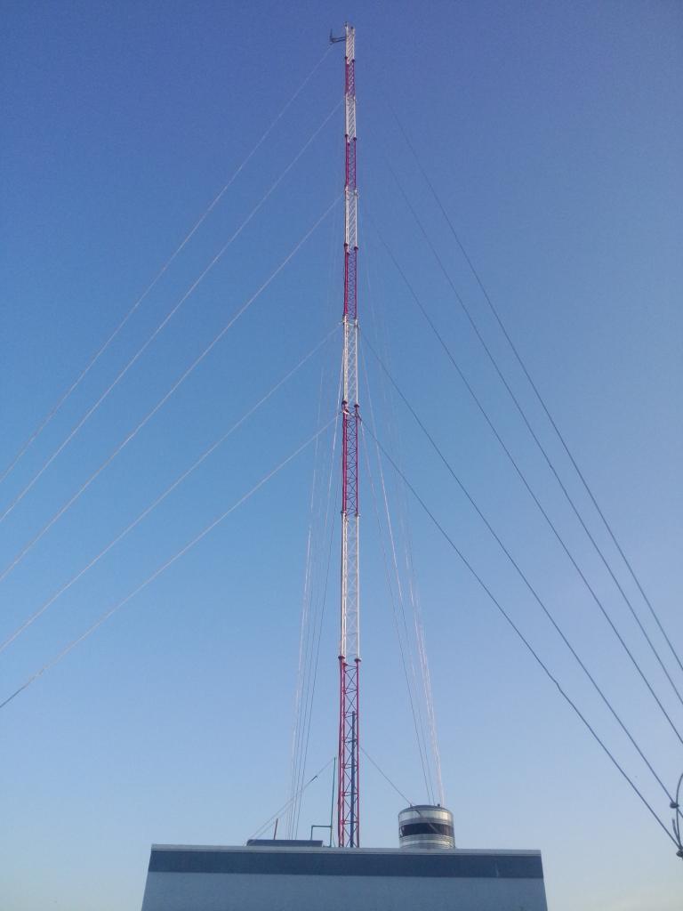 Cột anten tam giác dây co